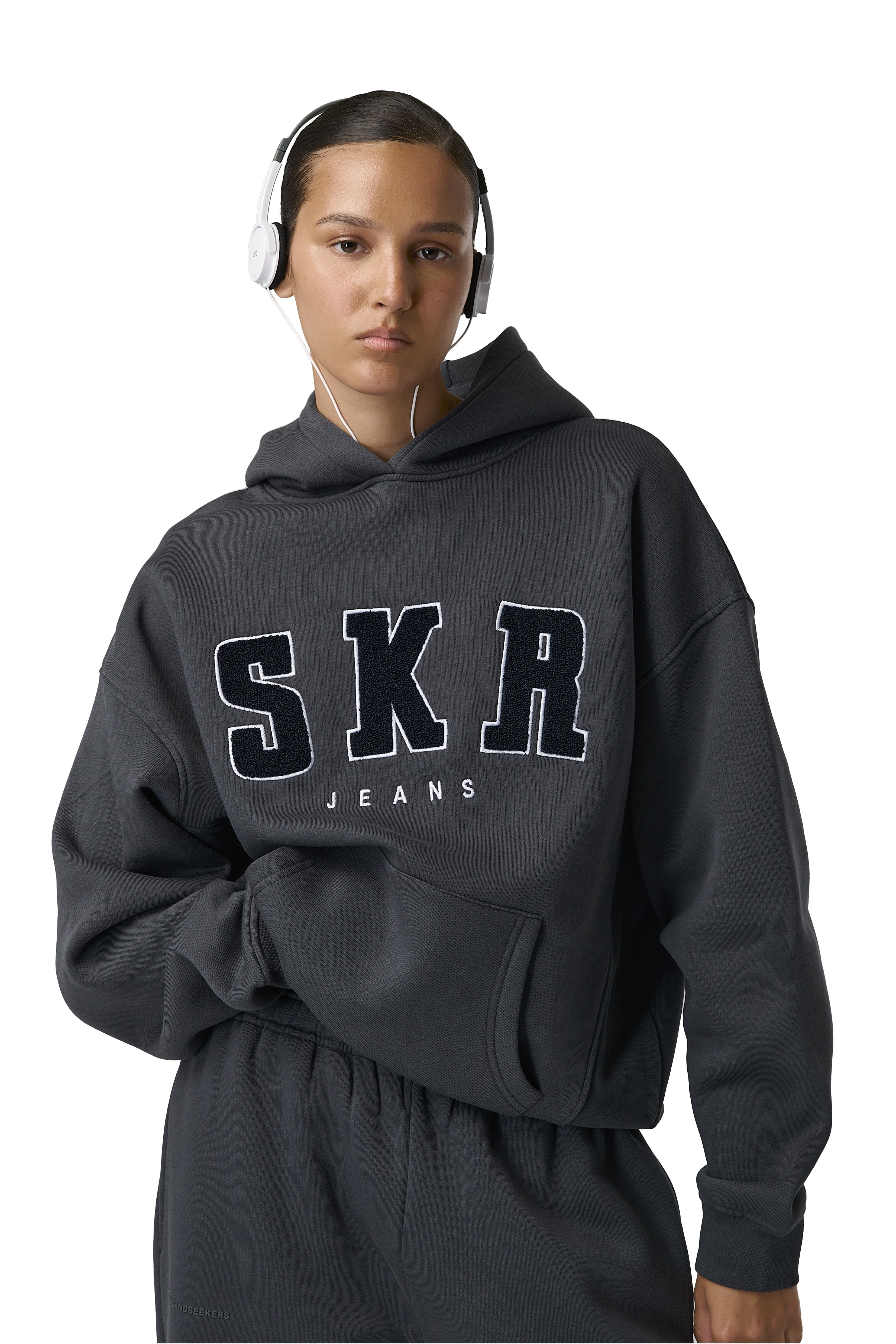 Model Scarlett is 5'8" and wears a size S.